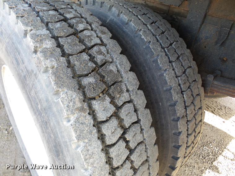 image for item DA7385 2002 International 4300 flatbed truck