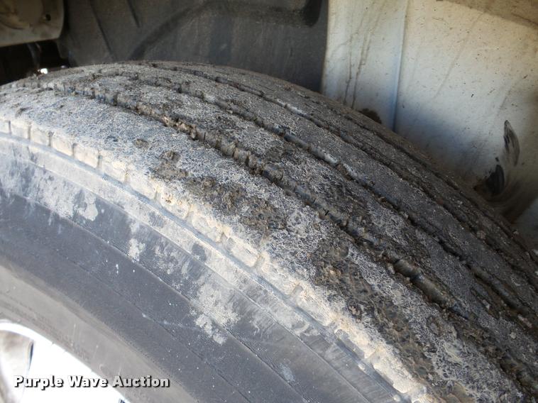 image for item DA7385 2002 International 4300 flatbed truck