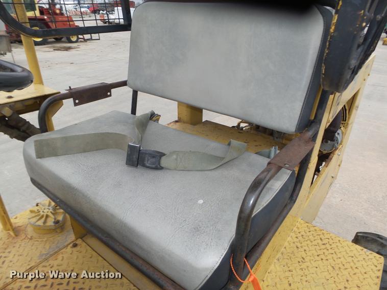 image for item DA7440 1988 Caterpillar CP-323 single drum vibratory roller