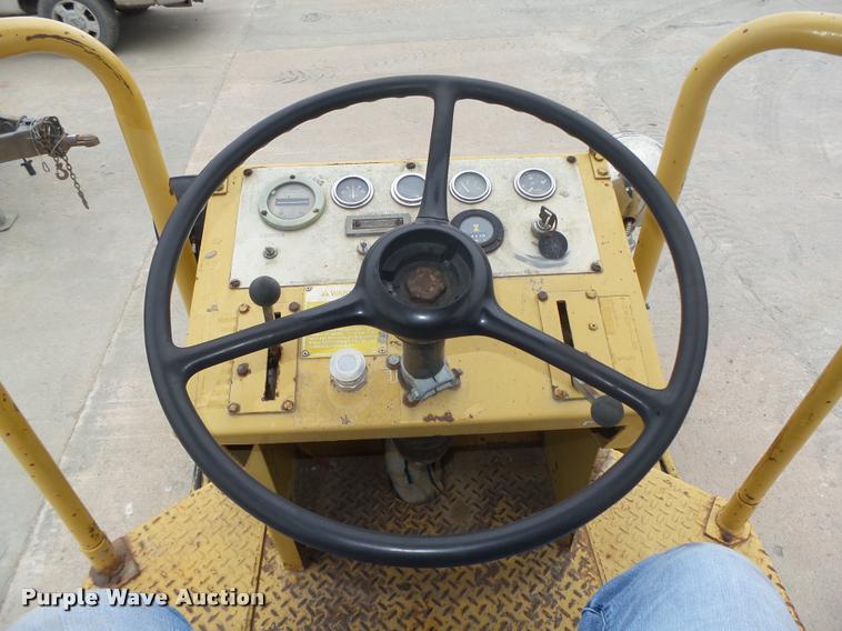 image for item DA7440 1988 Caterpillar CP-323 single drum vibratory roller
