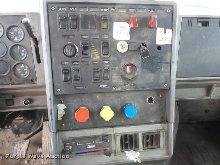 image for item DA7448 2003 Mack CL713 dump truck