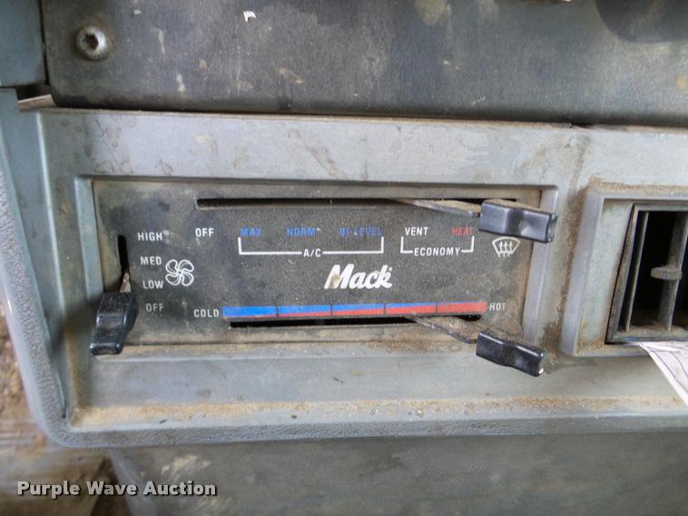 image for item DA7448 2003 Mack CL713 dump truck