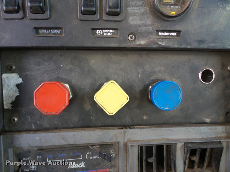 image for item DA7448 2003 Mack CL713 dump truck