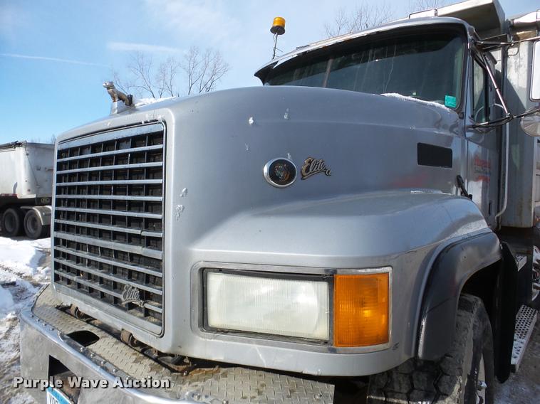 image for item DA7448 2003 Mack CL713 dump truck