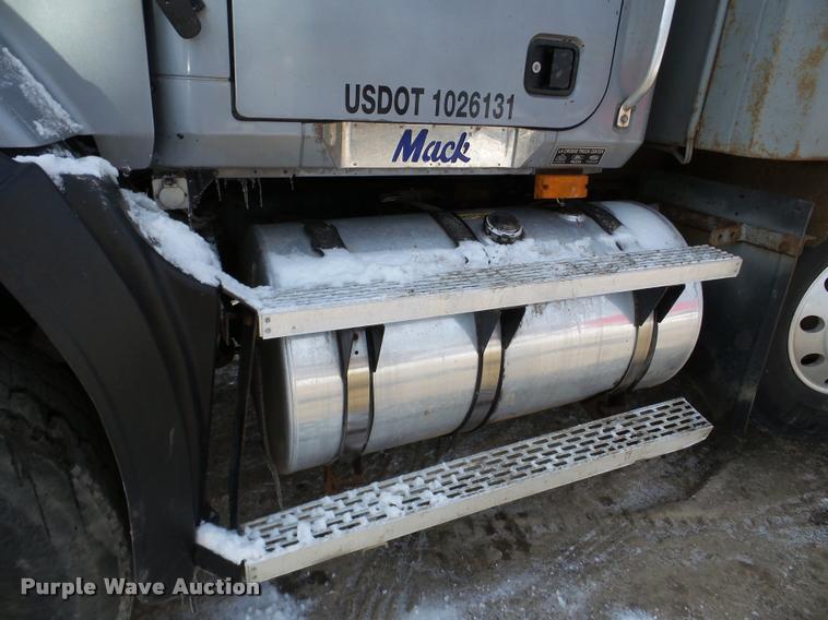 image for item DA7448 2003 Mack CL713 dump truck