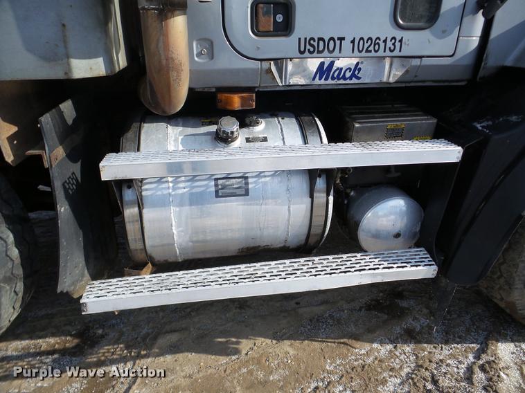 image for item DA7448 2003 Mack CL713 dump truck