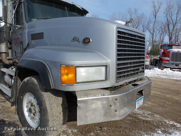 image for item DA7448 2003 Mack CL713 dump truck