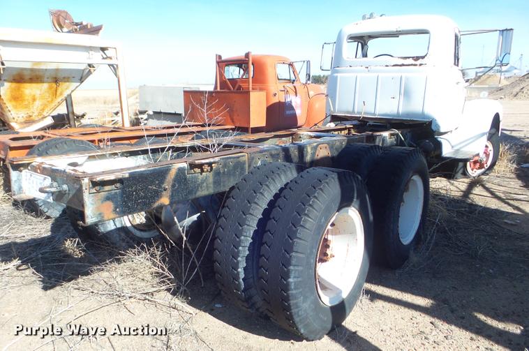 image for item DA7682 1958 International R190 truck chassis