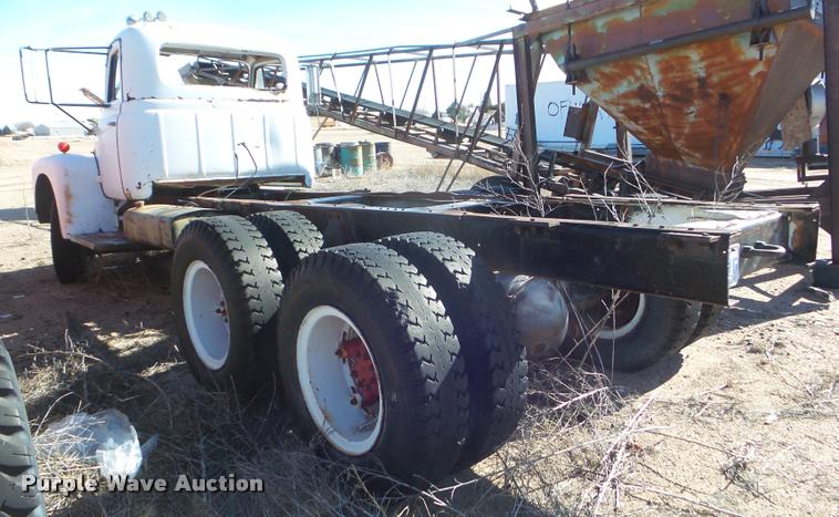 image for item DA7682 1958 International R190 truck chassis