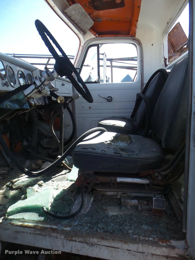 image for item DA7682 1958 International R190 truck chassis
