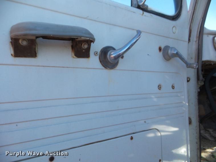 image for item DA7682 1958 International R190 truck chassis