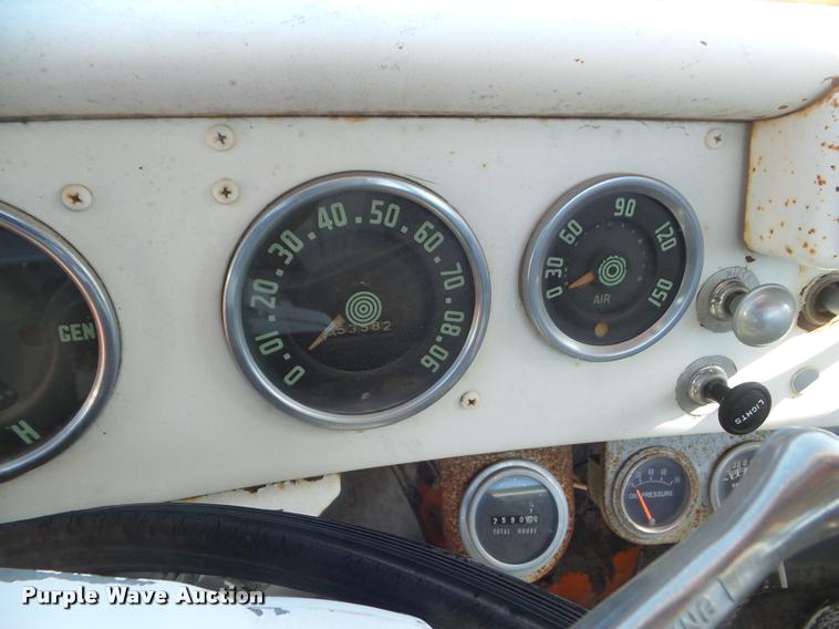 image for item DA7682 1958 International R190 truck chassis