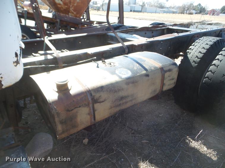 image for item DA7682 1958 International R190 truck chassis