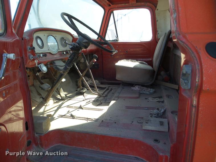 image for item DA7683 1964 Ford F800 dump truck