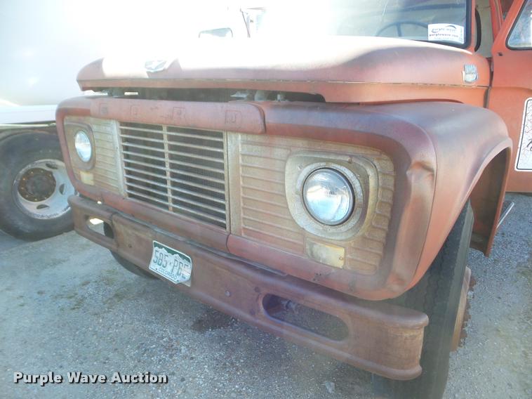 image for item DA7683 1964 Ford F800 dump truck