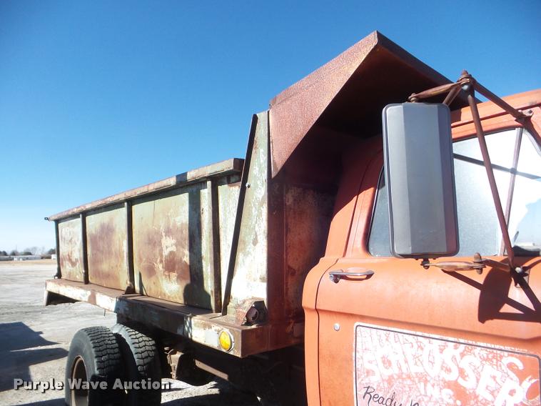 image for item DA7683 1964 Ford F800 dump truck