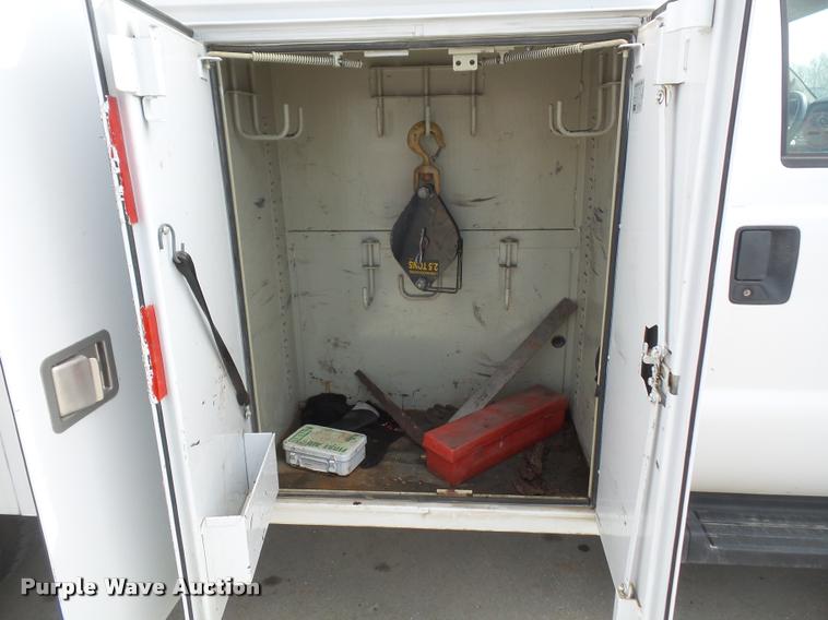 image for item DB0664 2008 Ford F550 Super Duty service truck with crane