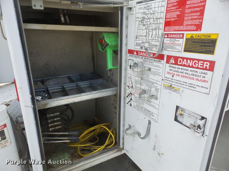 image for item DB0664 2008 Ford F550 Super Duty service truck with crane