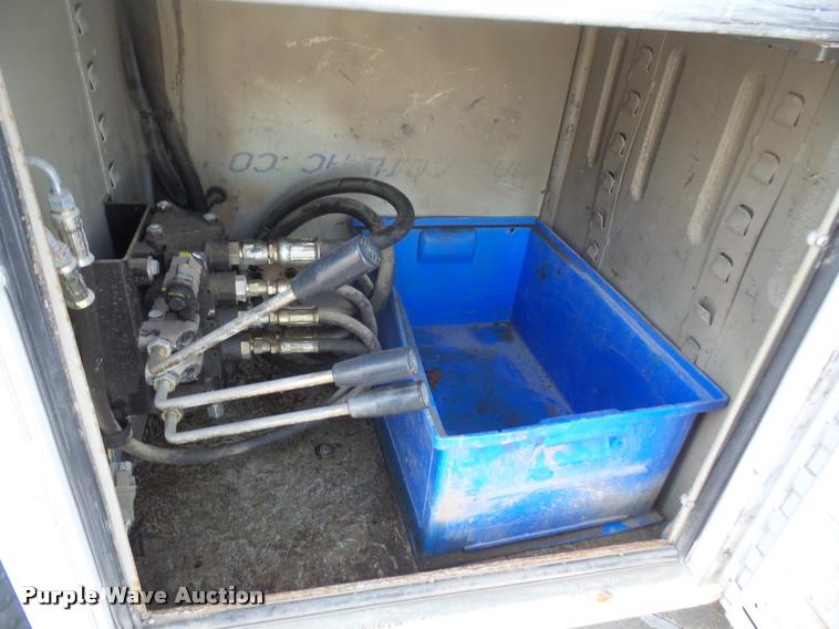 image for item DB0666 2008 Ford F550 Super Duty service truck with crane