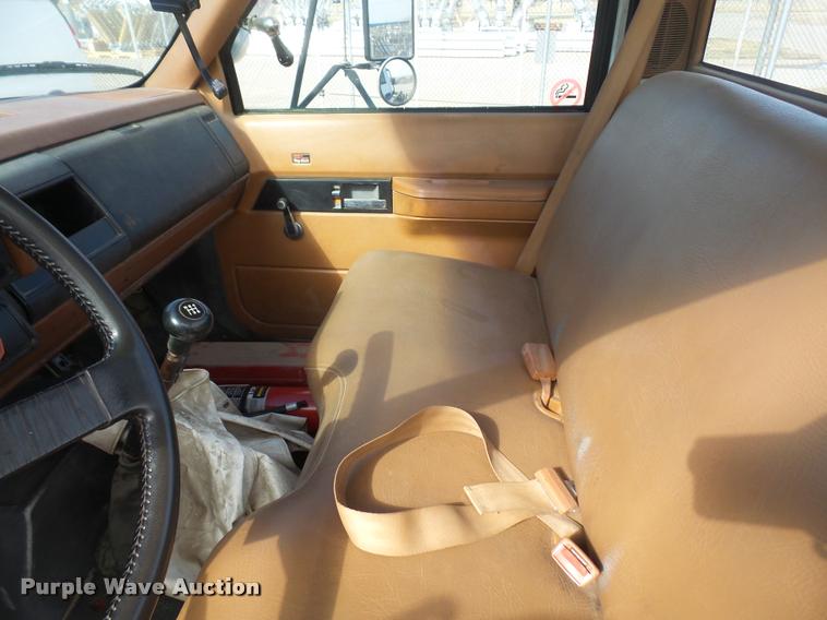 image for item DB0672 1991 GMC TopKick truck chassis