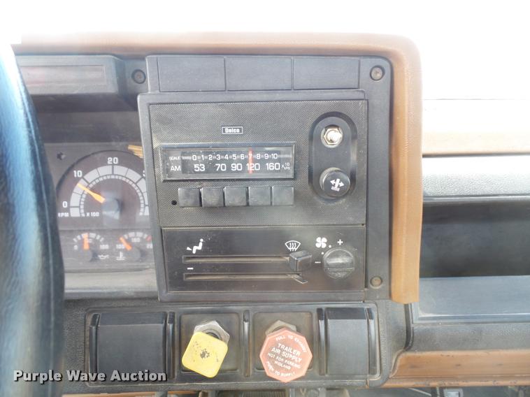 image for item DB0672 1991 GMC TopKick truck chassis