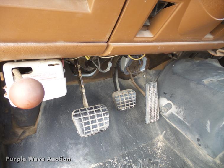 image for item DB0672 1991 GMC TopKick truck chassis