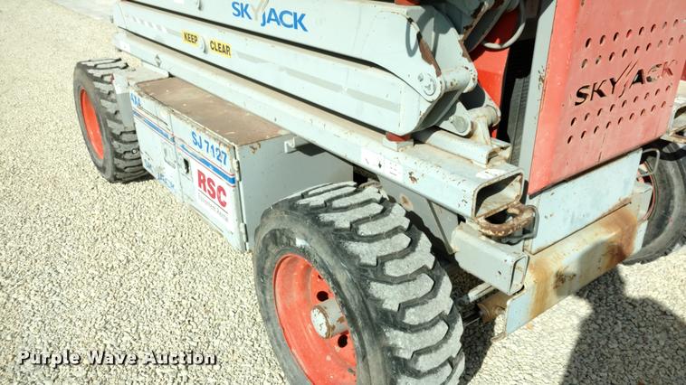 image for item DB0859 2005 Sky Jack SJ7127 scissor lift