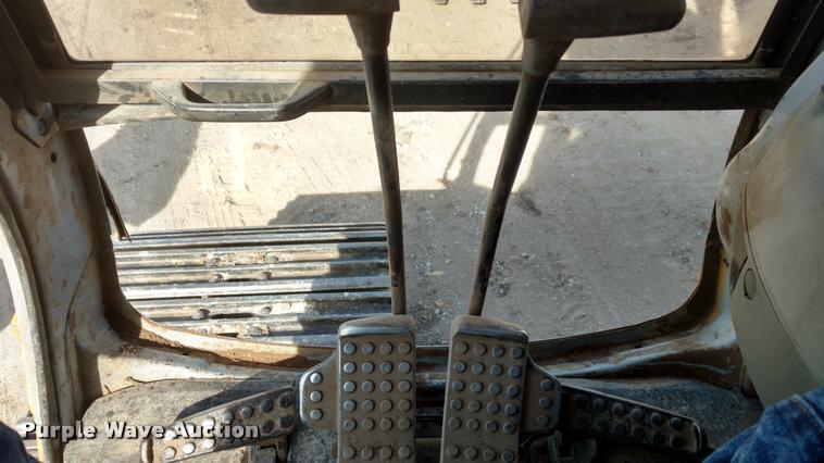 image for item DB0862 1999 John Deere 230LC excavator