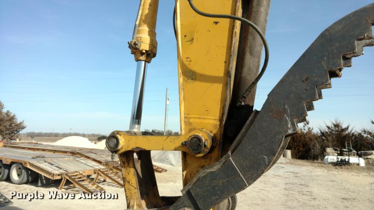 image for item DB0862 1999 John Deere 230LC excavator