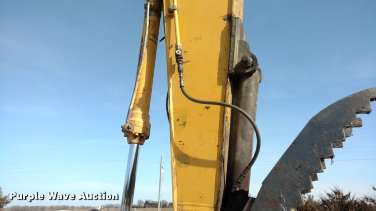 image for item DB0862 1999 John Deere 230LC excavator