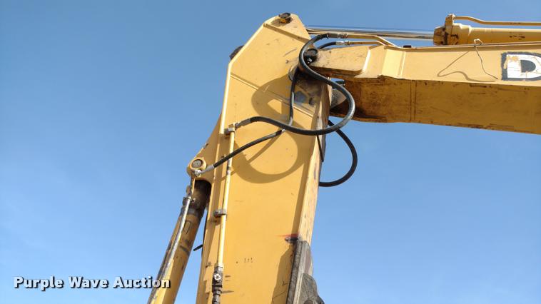 image for item DB0862 1999 John Deere 230LC excavator