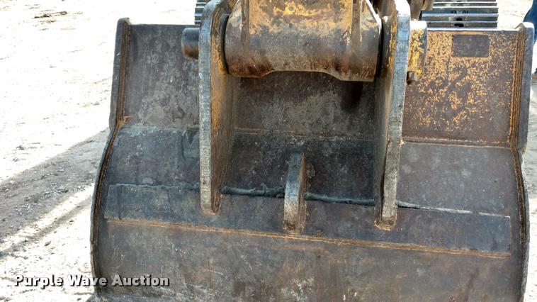 image for item DB0862 1999 John Deere 230LC excavator