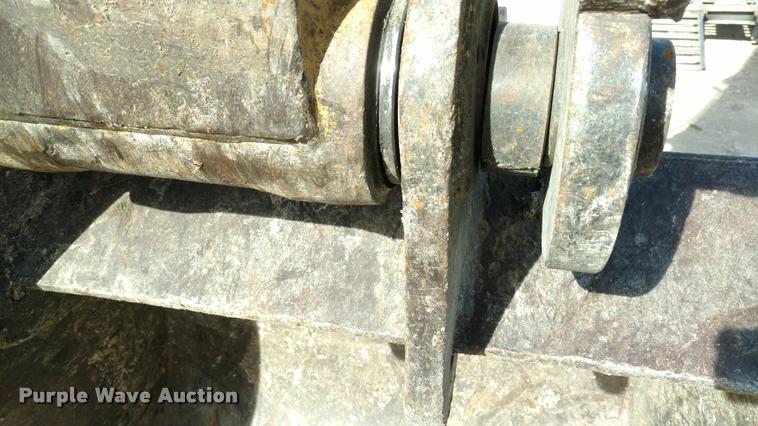 image for item DB0862 1999 John Deere 230LC excavator