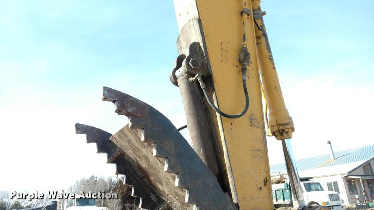 image for item DB0862 1999 John Deere 230LC excavator