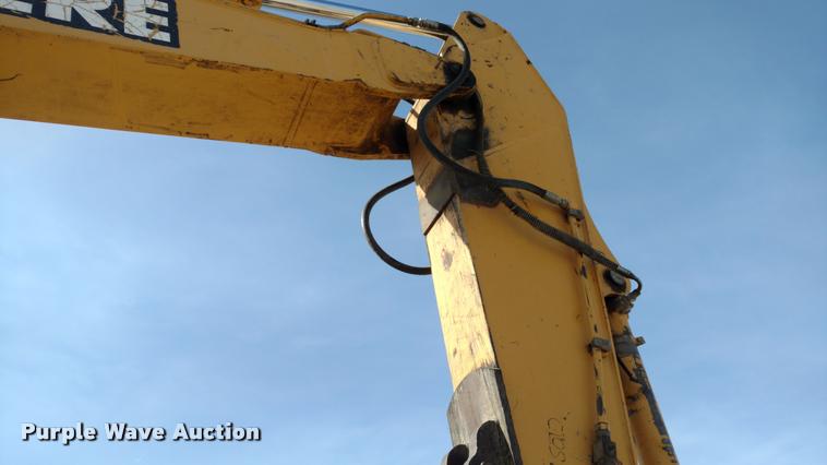 image for item DB0862 1999 John Deere 230LC excavator