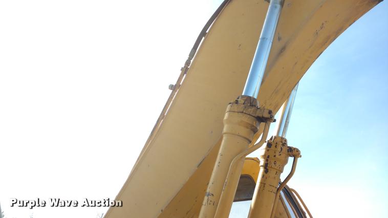 image for item DB0862 1999 John Deere 230LC excavator