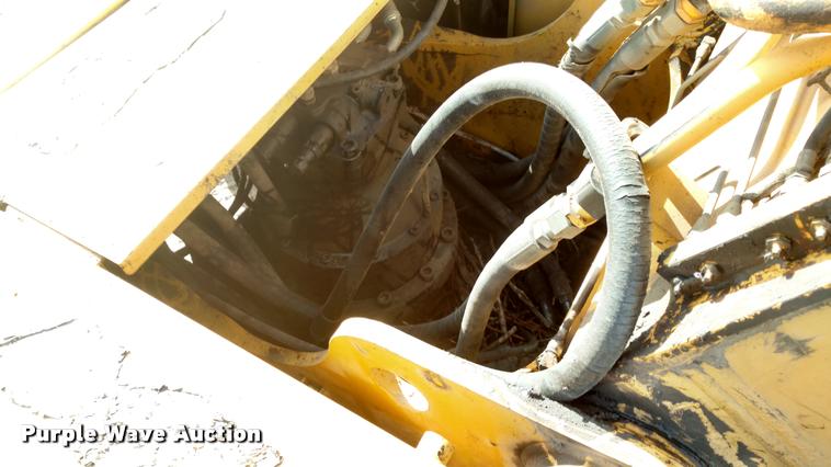 image for item DB0862 1999 John Deere 230LC excavator