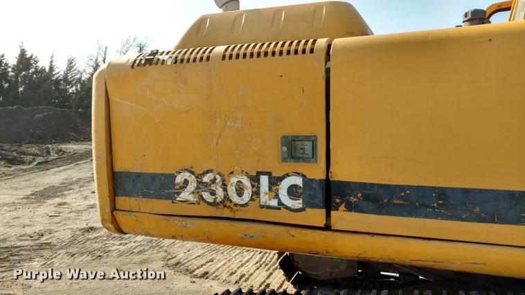image for item DB0862 1999 John Deere 230LC excavator