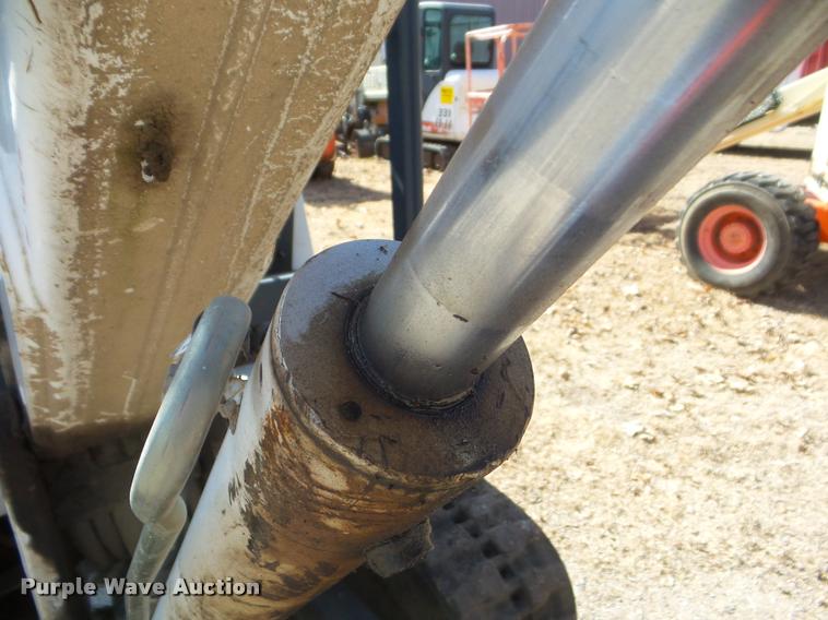 image for item DB5016 1997 Bobcat X331 compact excavator