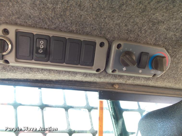 image for item DE9526 2002 Bobcat 753C skid steer