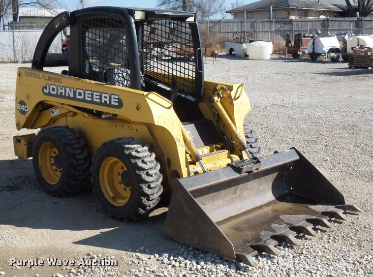 image for item J1581 1999 John Deere 240 skid steer