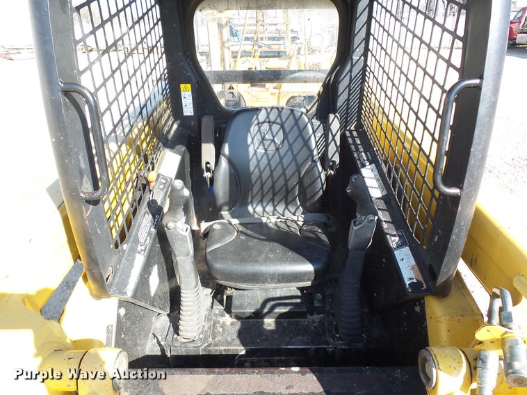 image for item J1581 1999 John Deere 240 skid steer