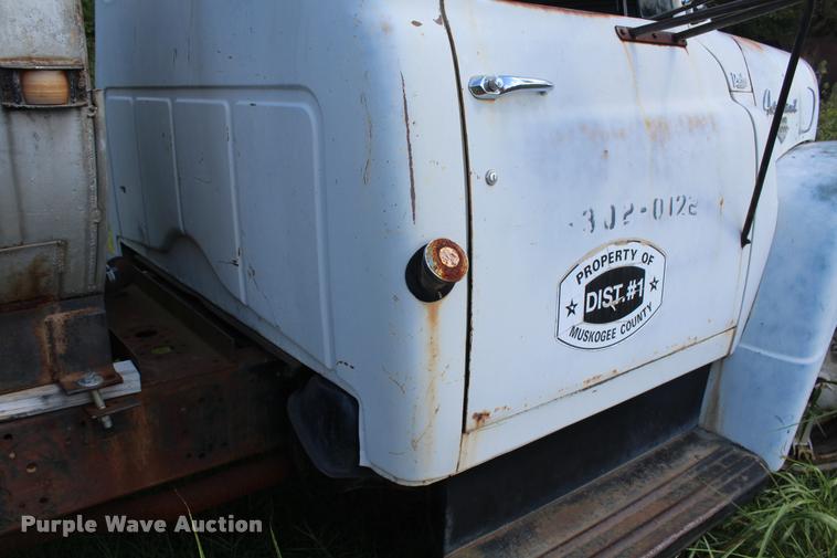 image for item K1960 1970 International Loadstar 1900 tank truck