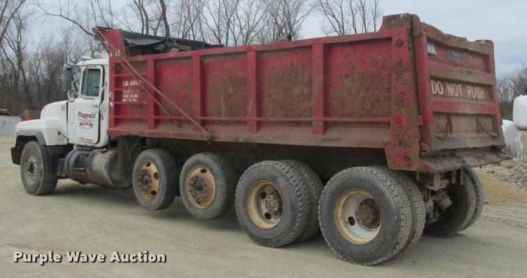 image for item K6165 2001 Mack RD688S dump truck
