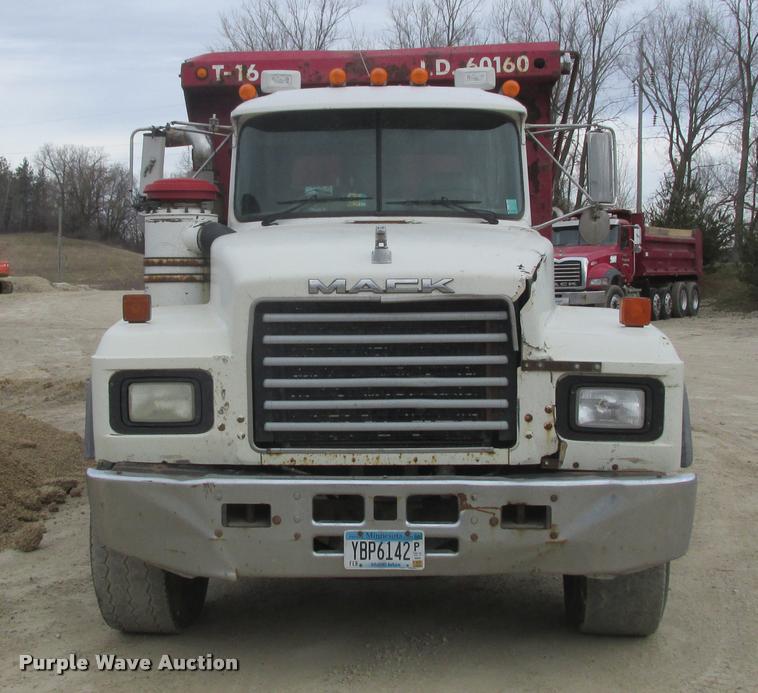 image for item K6165 2001 Mack RD688S dump truck