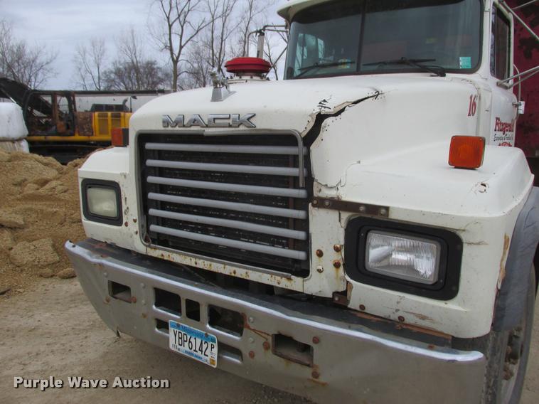 image for item K6165 2001 Mack RD688S dump truck
