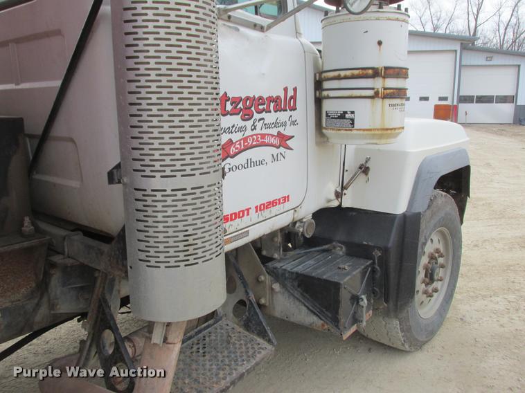 image for item K6165 2001 Mack RD688S dump truck