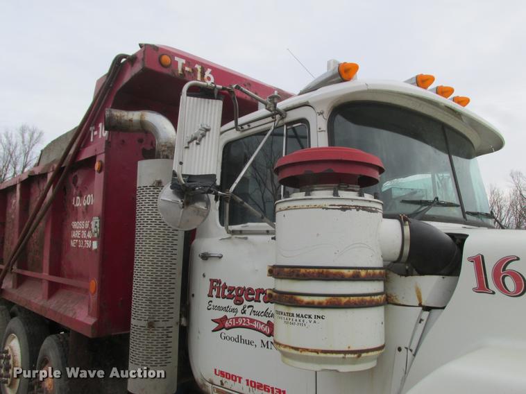 image for item K6165 2001 Mack RD688S dump truck