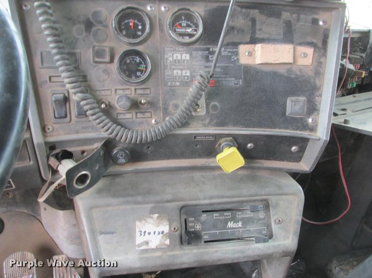 image for item K6165 2001 Mack RD688S dump truck