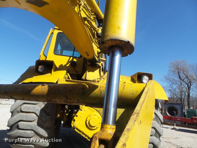 image for item K7698 1969 John Deere 860 elevating scraper